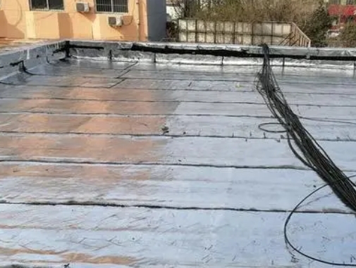 安龙卫生间漏水维修公司分享下安龙屋面楼顶防水刚性防水层施工要点。